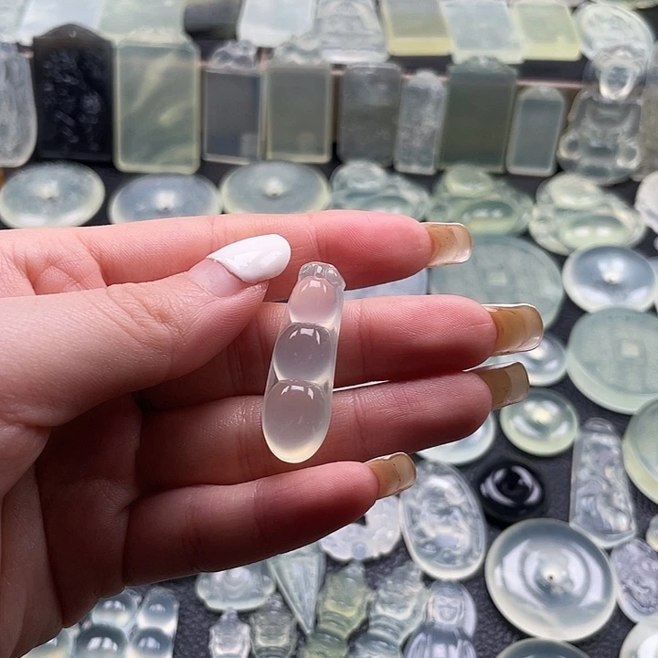 岫玉未镶嵌颈饰福豆