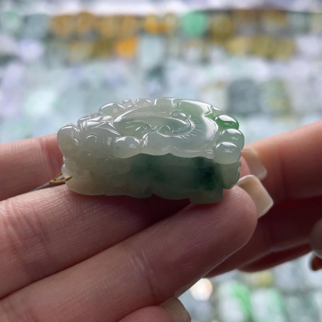 翡翠未镶嵌颈饰貔貅