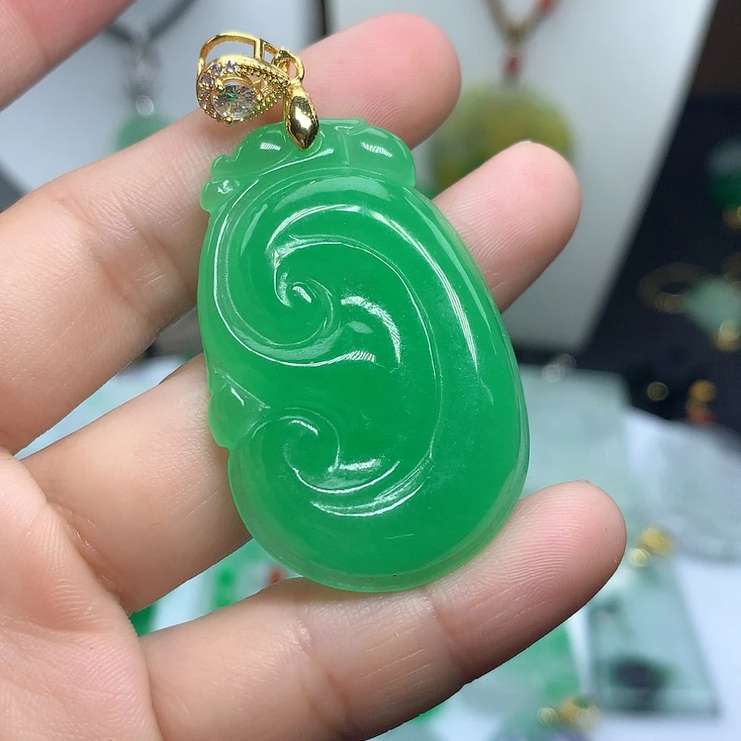 翡翠吊坠(赠链)未镶嵌
