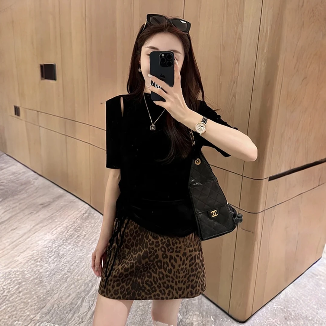 早秋独特超好看套装女2025秋露肩半高领丝绒T恤+豹纹半身裙两件套