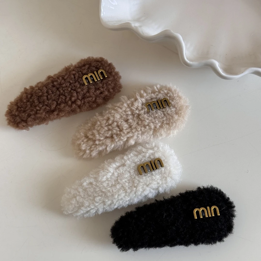 高级感羊羔毛字母发夹温柔气质刘海夹BB夹甜美百搭侧边夹毛绒发饰