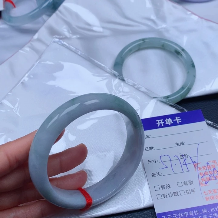 翡翠手镯未镶嵌翡翠手镯