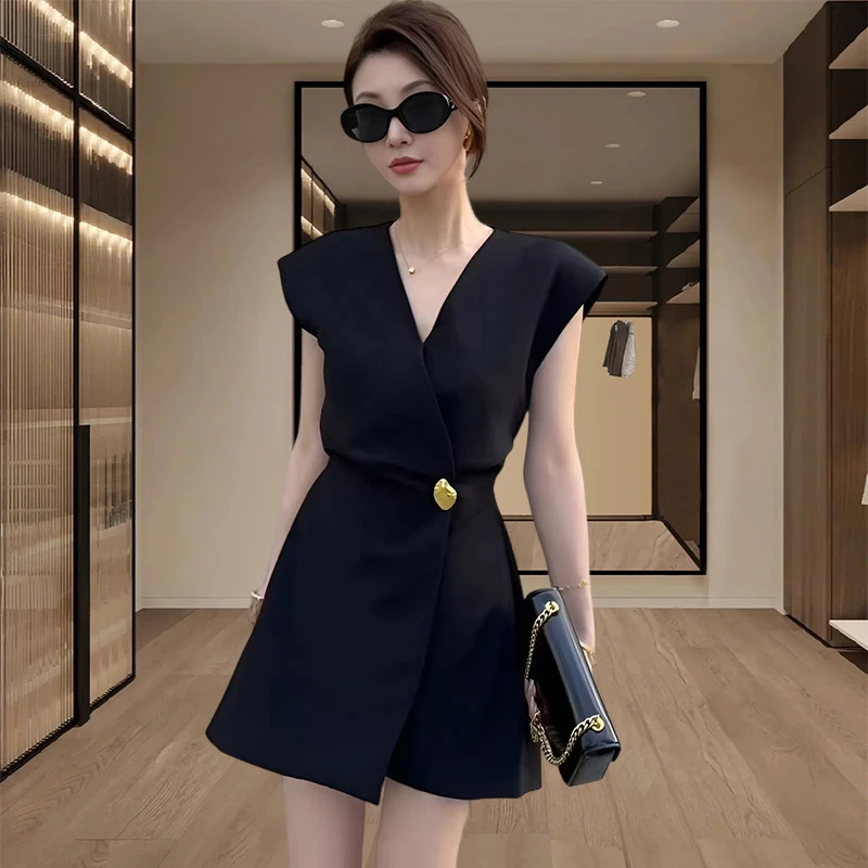 2025夏季新款时尚都市风设计感黑色V领西装连体短裤女士法式女装