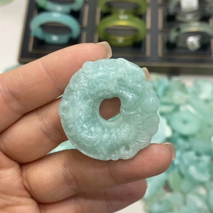 蛇纹石玉未镶嵌颈饰