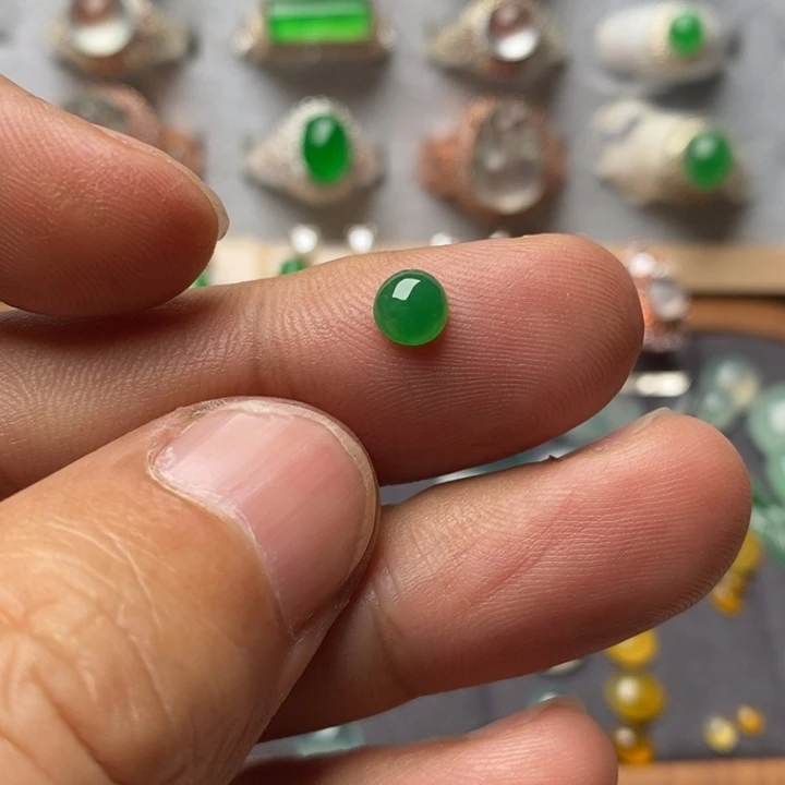 翡翠裸石糯化绿色戒面5.6*5.3*3.6