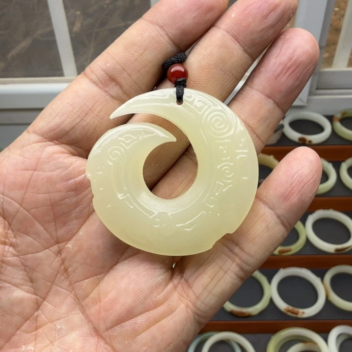 玉黄口色时来运转吊坠