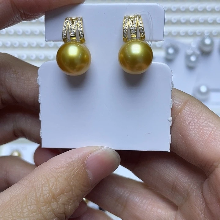 18K金镶嵌海水珍珠耳饰