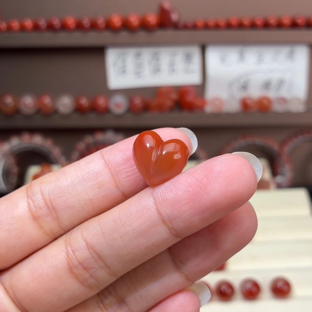 若***曦南红玛瑙未镶嵌川料屁桃心