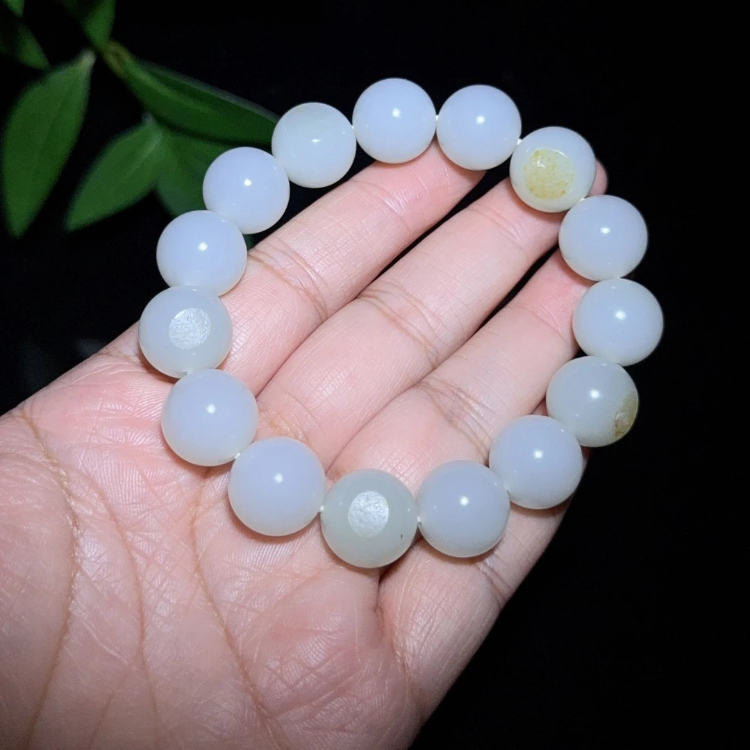 新疆籽料暖白近1级白手串卡14～63克