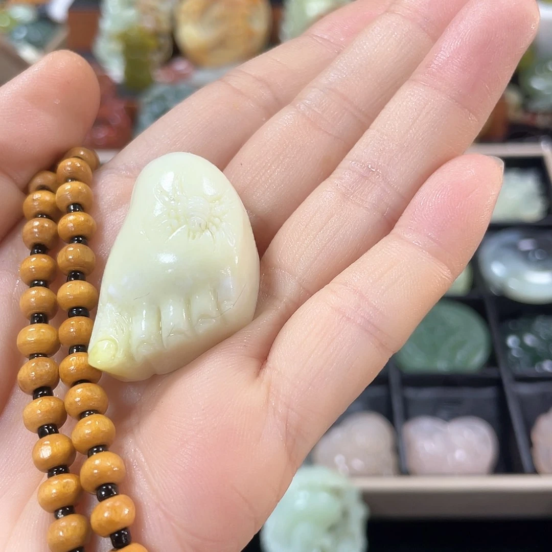 蛇纹石玉颈饰未镶嵌