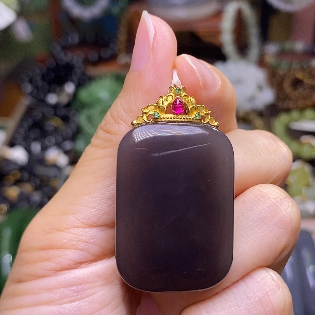 和田玉未镶嵌颈饰冰底浓烟紫18.K金无事牌吊坠