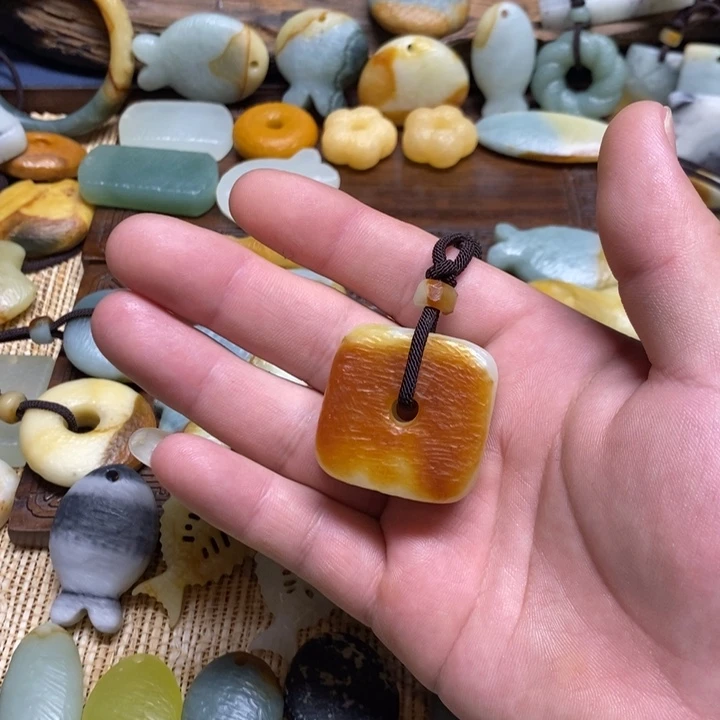 怀***来蛇纹石玉未镶嵌颈饰