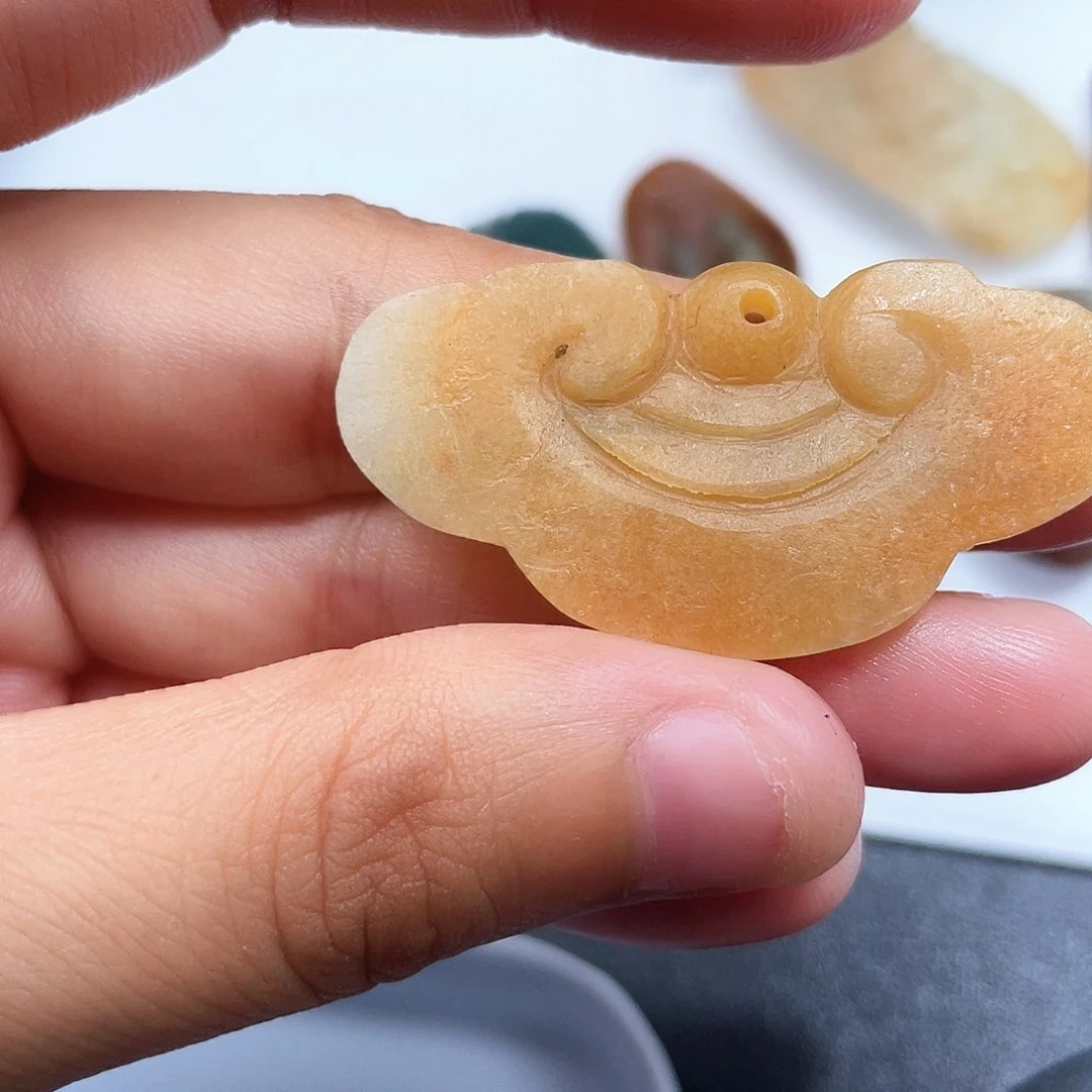 翡翠未镶嵌颈饰是