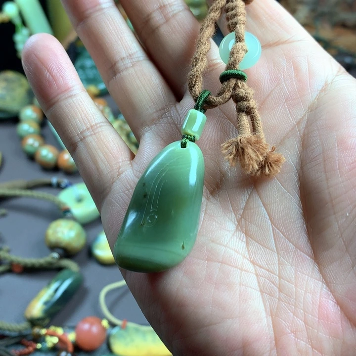 吊坠(赠链)未镶嵌岫岩河磨玉（透闪石质玉）