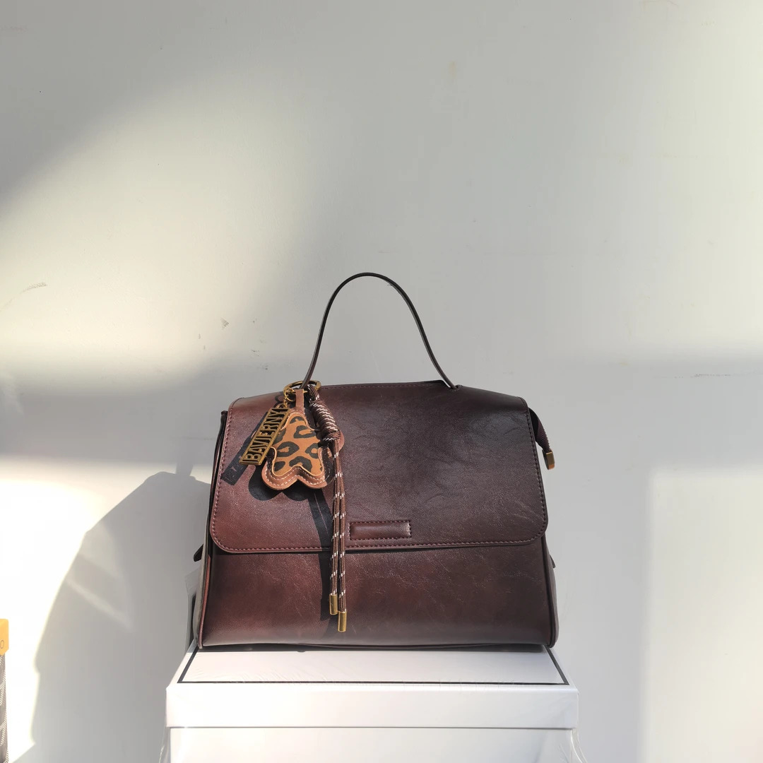 2025新款翻盖手提托特包邮差包1566锈红-02