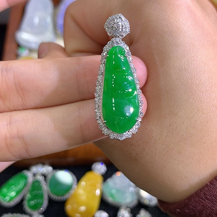 翡翠18K金镶嵌颈饰豆子