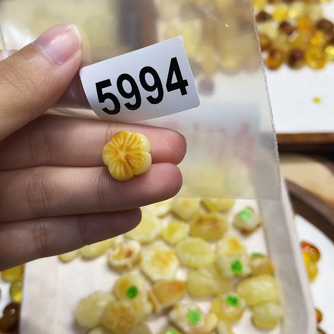 琥珀未镶嵌珠宝奇石