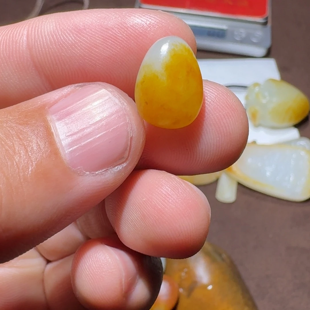 嘟***y和田玉未镶嵌颈饰