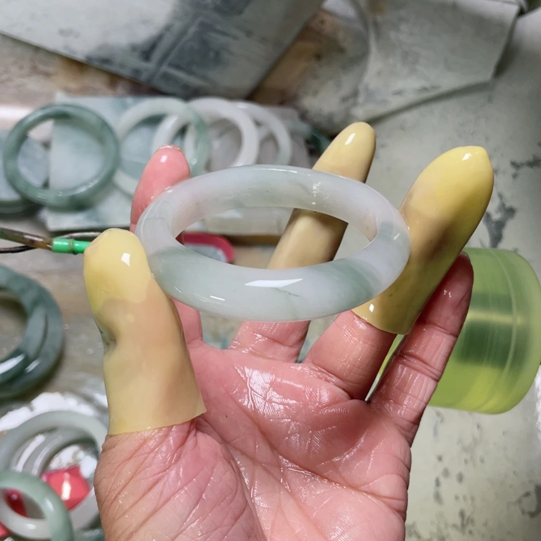 石英质玉（天山翠）未镶嵌手镯定制