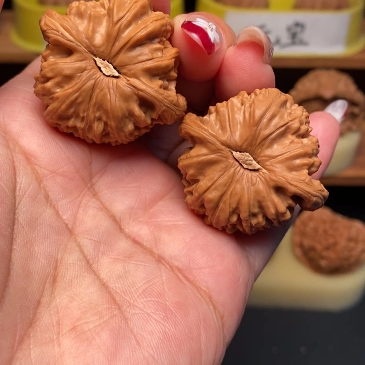 文玩核桃吊坠38白狮子