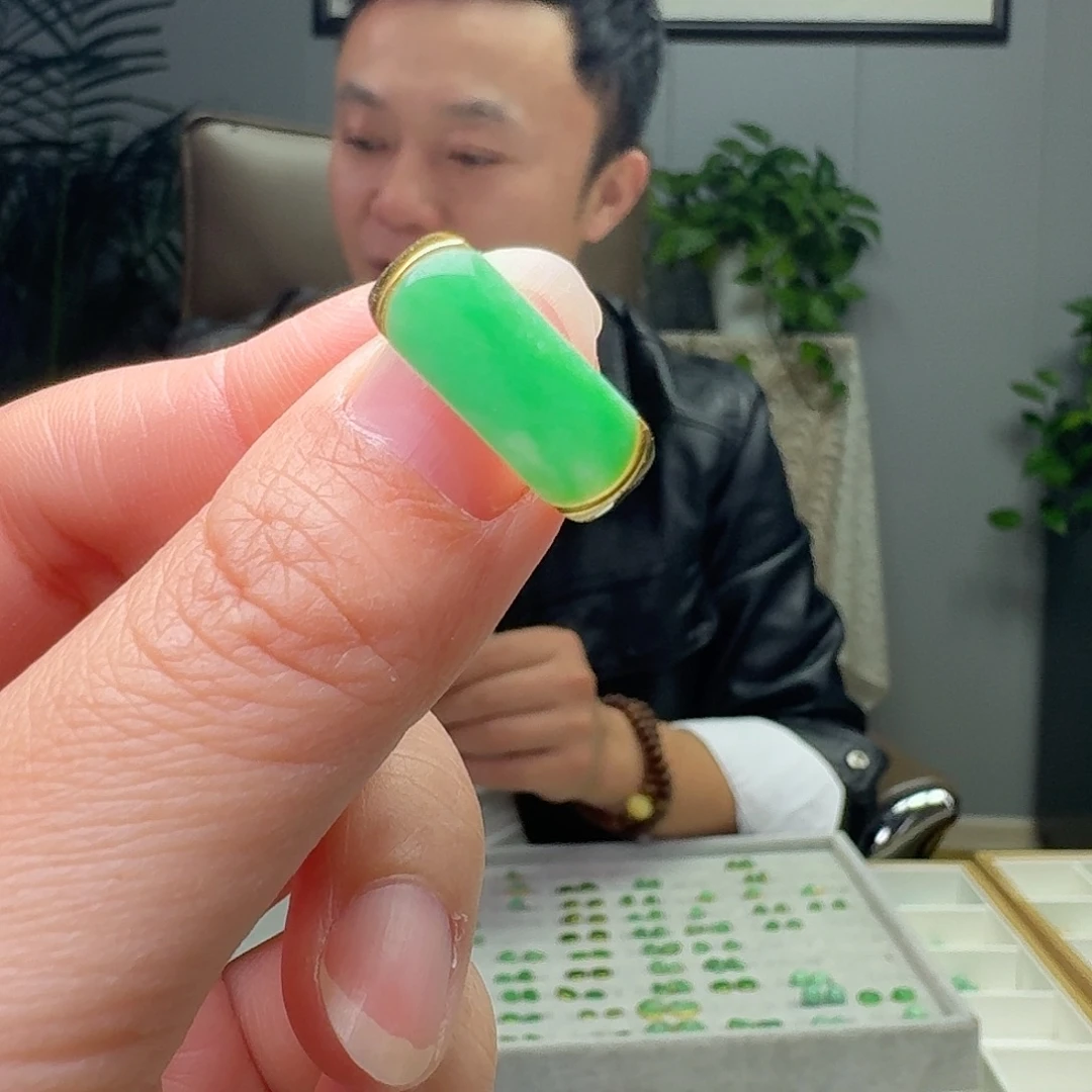 翡翠18K金镶嵌戒指天然