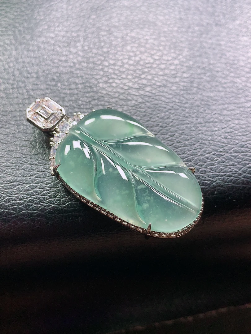 天然翡翠Ａ货高冰种大叶子精雕工艺吊坠