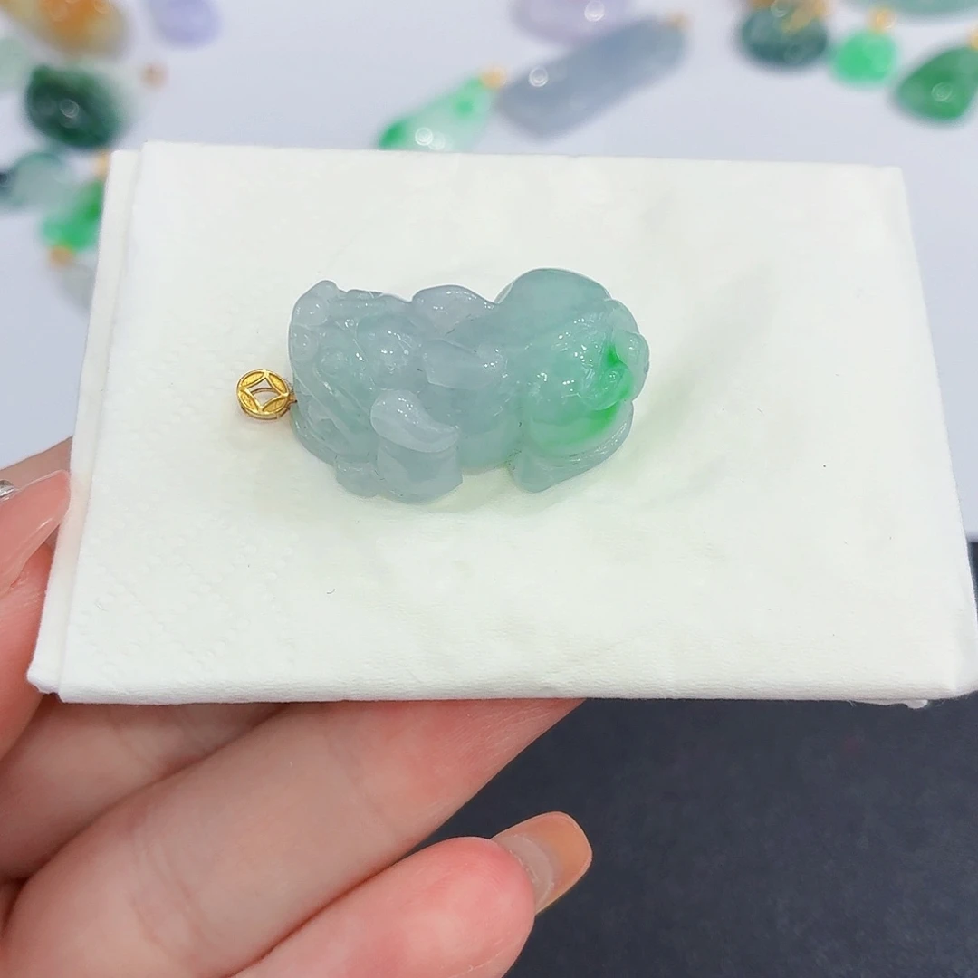 颈饰18K金镶嵌翡翠貔貅吊坠