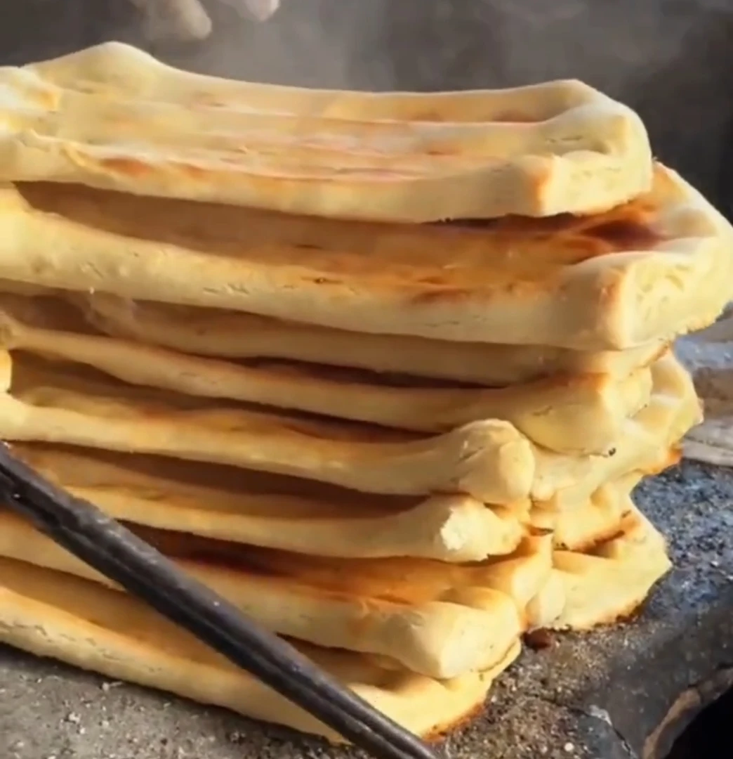 邳州新沂睢宁特产现做现发手工纯碱发面锅饼潮牌冷冻烤牌真空包装
