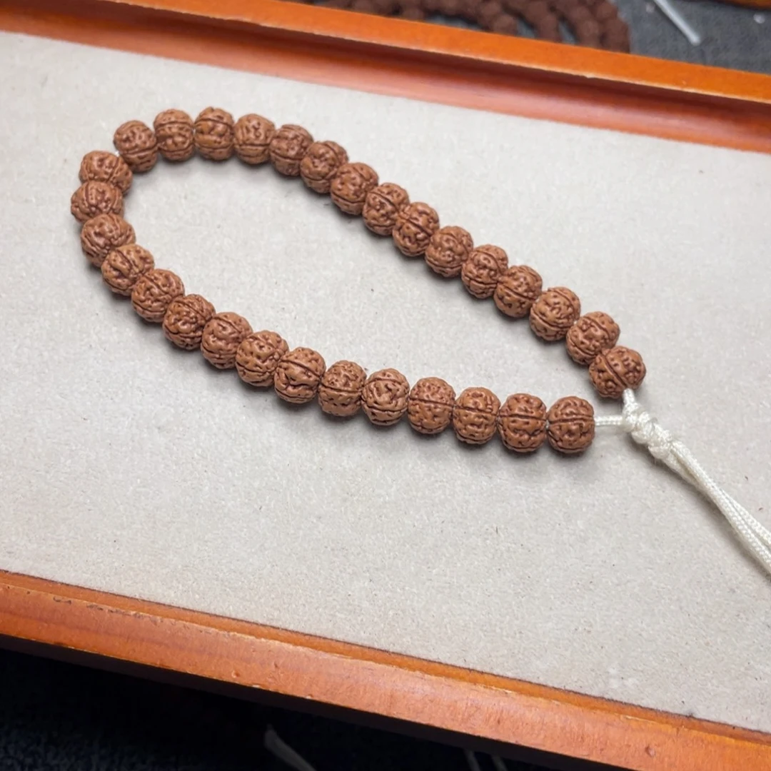 金刚菩提吊坠9.5mm老树王手持