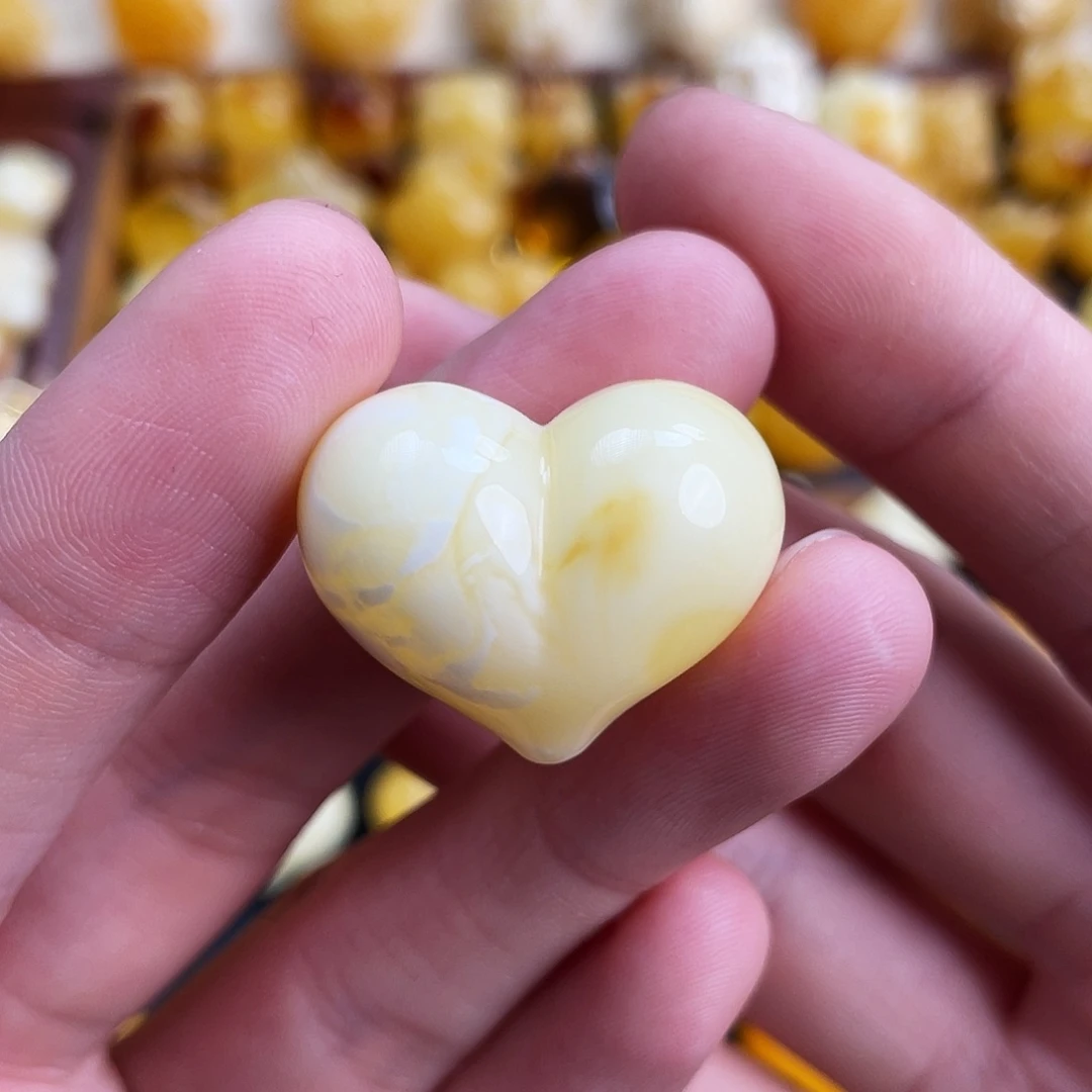 傲***雪琥珀未镶嵌珠宝奇石