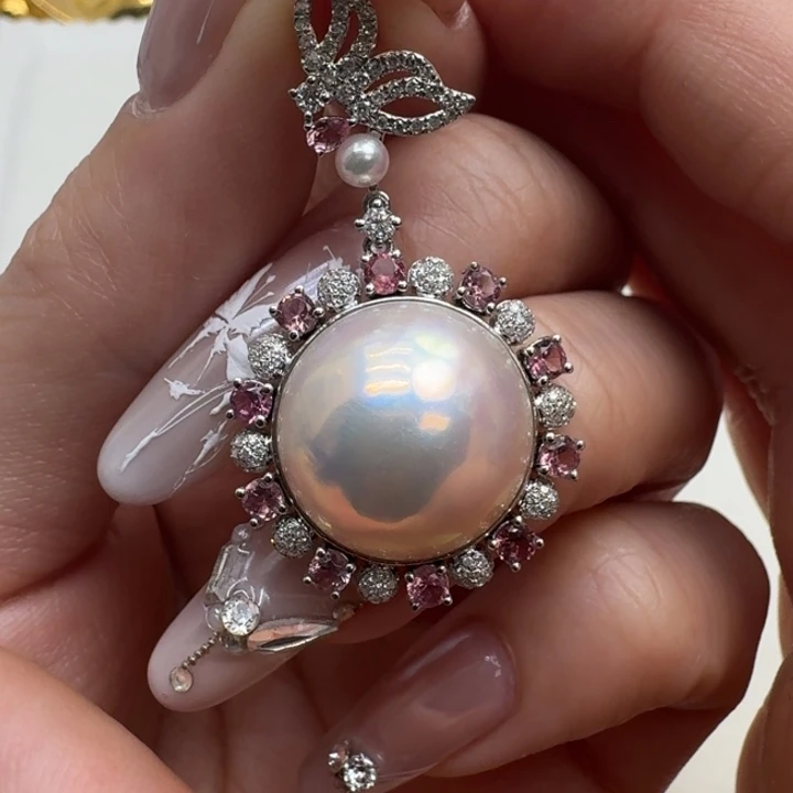 18K金镶嵌拼合珍珠（马贝珠）颈饰