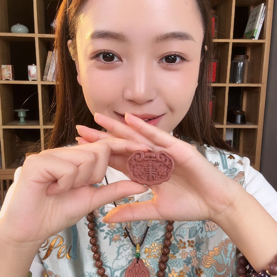 泥塑红麝息肌如意锁