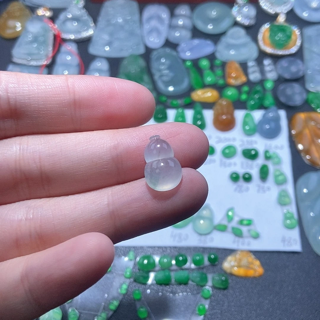 翡翠颈饰未镶嵌正冰飘花葫芦