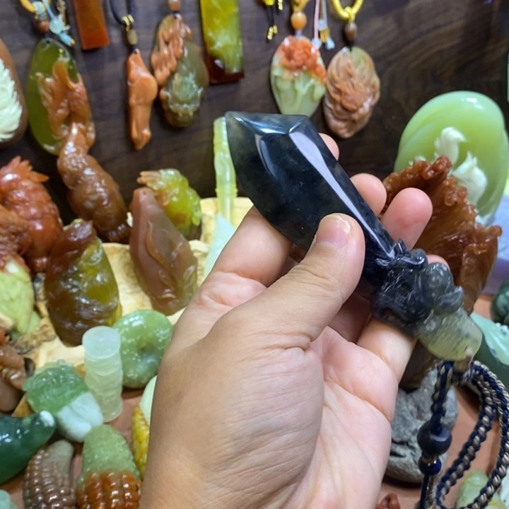 蛇纹石玉未镶嵌颈饰