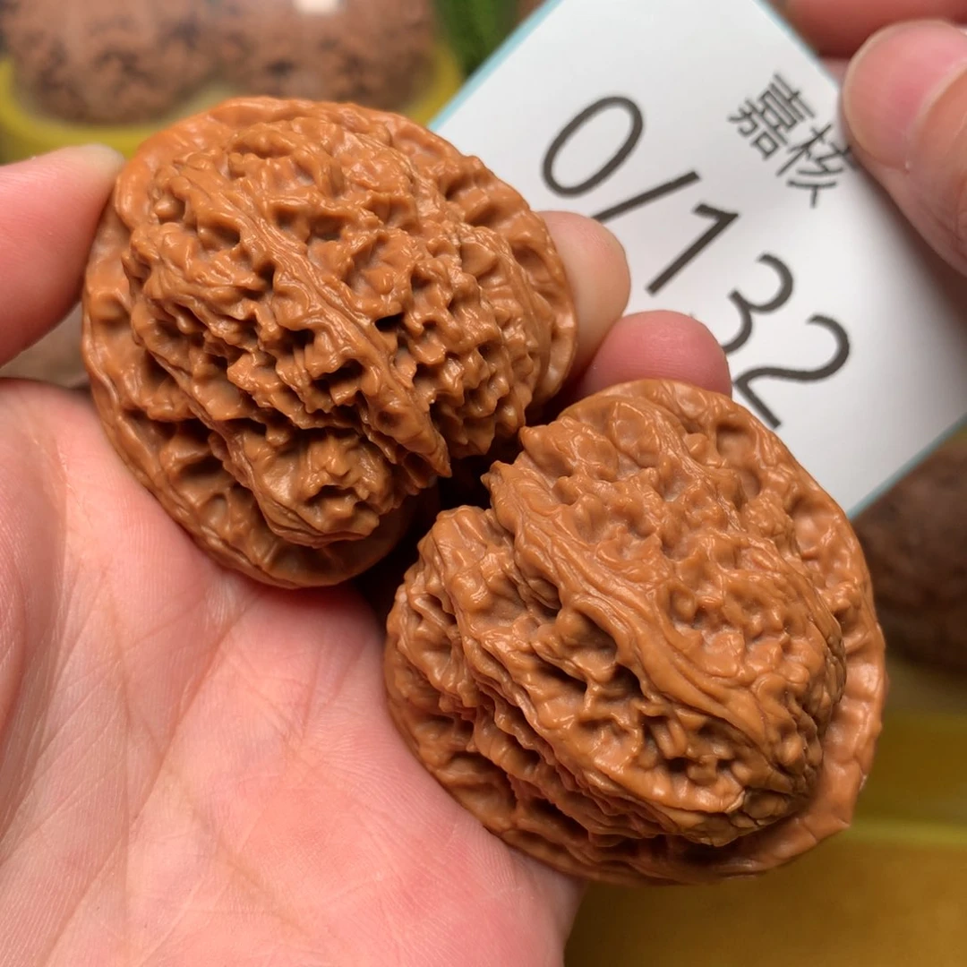 文玩核桃把件红皮三角疆42