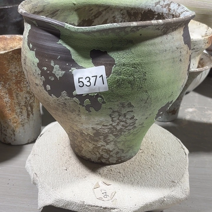 摆件高24，口22，有孔，5371