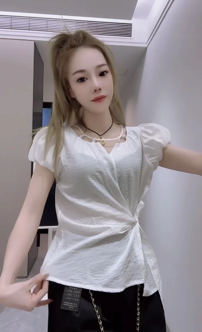 2025夏季新款泡泡袖收腰不规则绑带设计感时尚洋气百搭显瘦女上衣