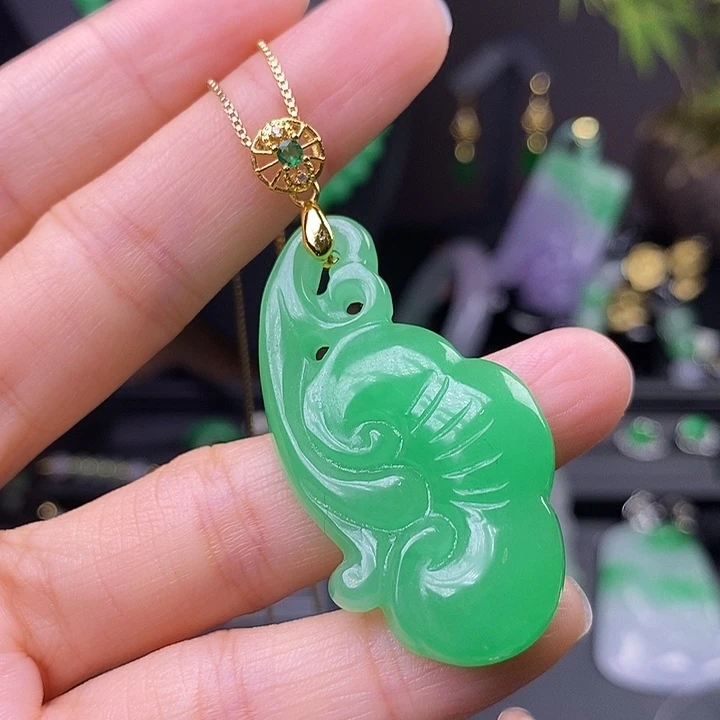 翡翠未镶嵌吊坠(赠链)