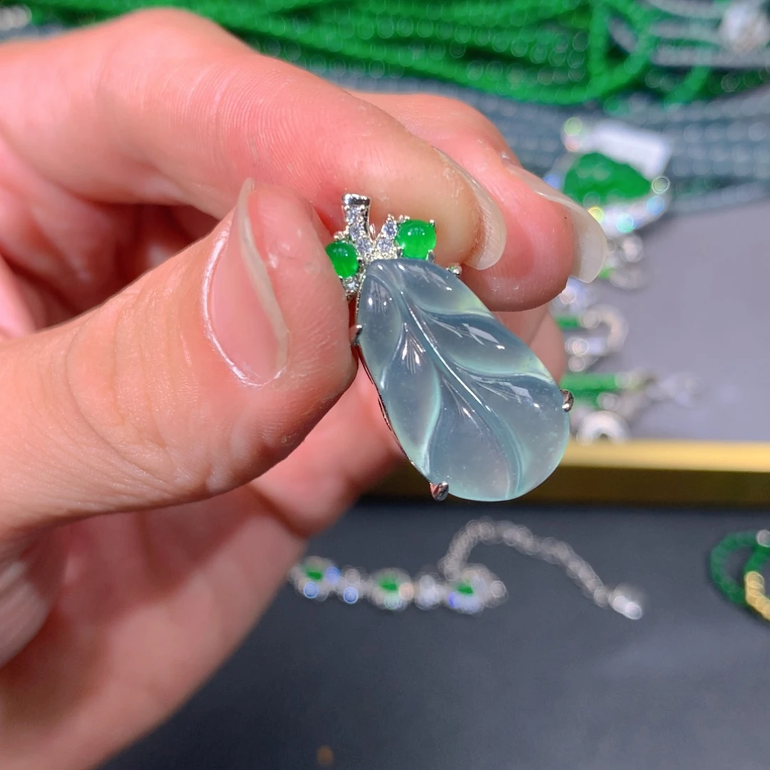 翡翠吊坠(赠链)未镶嵌天然