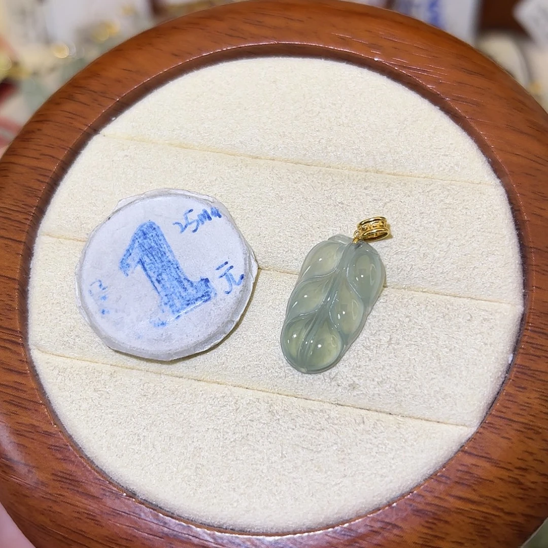 翡翠18K金镶嵌颈饰叶子