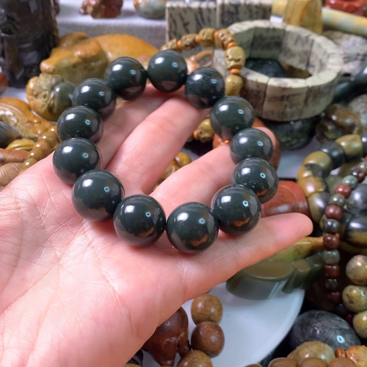 未镶嵌岫岩河磨玉（透闪石质玉）把件