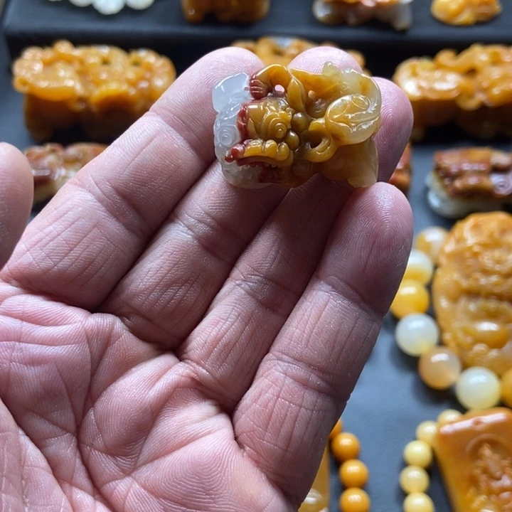 石英质玉（黄龙玉）未镶嵌颈饰