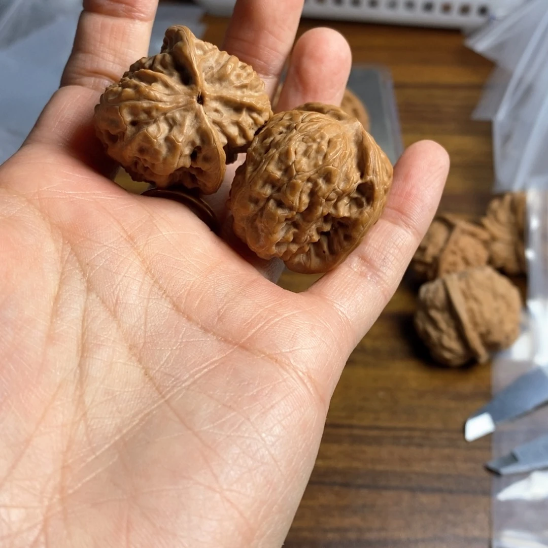 文玩核桃吊坠C**。野狼