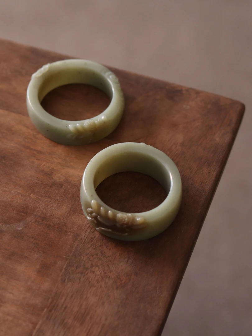 天然和田玉且末蓝带糖玉雕花手镯宽镯