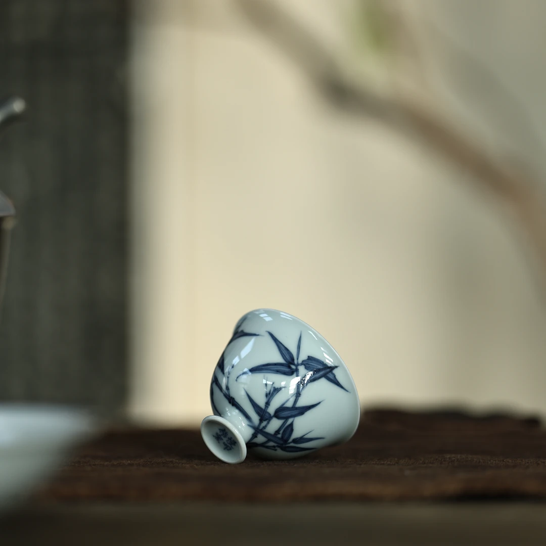 【悦生活】慢叩柴窑-青花折枝修竹杯-30ml（qyt00698）