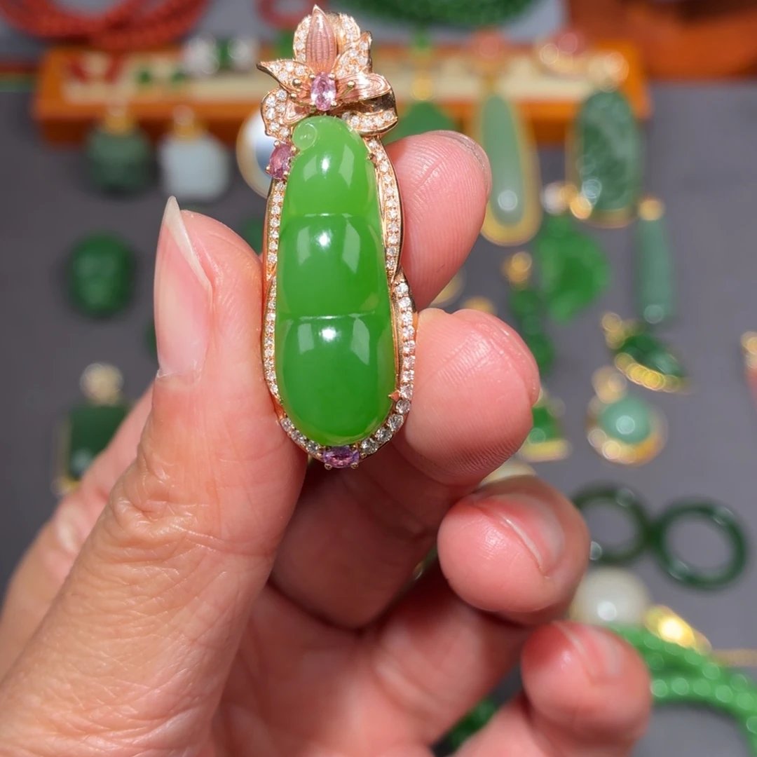 和田玉碧玉果绿18K金镶嵌果绿福豆