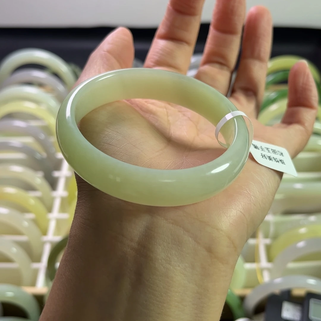 和田玉未镶嵌手镯55.6圈