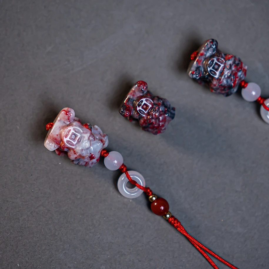 天然辰砂万山原产地辰砂原石雕刻貔貅包挂钥匙扣