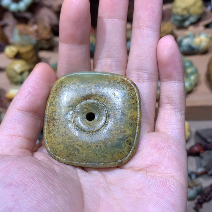 未镶嵌岫岩河磨玉（透闪石质玉）挂件
