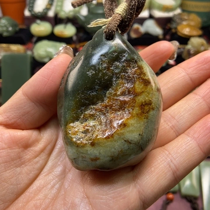 未镶嵌岫岩河磨玉（透闪石质玉）把件石**1